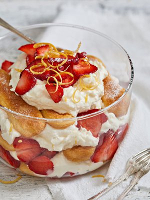 Lasivuokaan koottu kerrosherkku taltuttaa äkillisen kakkuhimon.