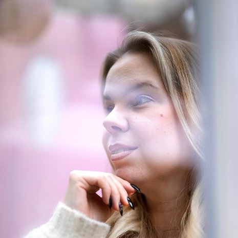 Vaikeista teinivuosista huolimatta Iina, 34, ei ole halunnut katkeroitua vaan keskittyä hyviin asioihin.  ”En voi vaikuttaa kaikkeen.”