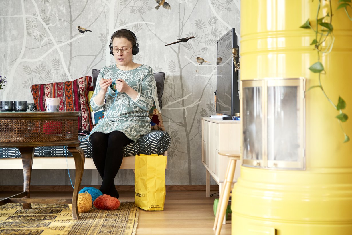 Myös Saaran sanoitus Kaija Koolle syntyi kotisohvalla virkatessa. ”Näin Kaijan keikalla tanssimassa. Meininki oli hillitön. Kotiin ajellessani tiesin, mitkä adjektiivit laulussa pitää olla: kaunis, rietas ja onnellinen.”