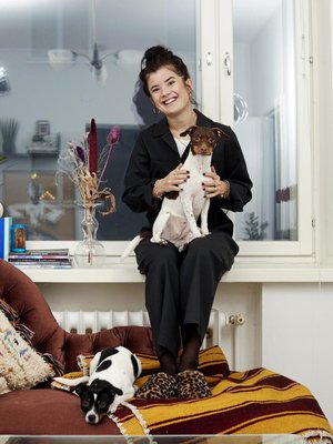 Aksa Korttila on asunut 17-vuotiaasta asti yksin tai koiran kanssa. ”Koti on ainoa paikka, jossa voin jättää miellyttämisen ja levätä ihan totaalisesti."