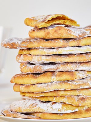 Pitat saavat ihanan värinsä ripauksesta kurkumaa.