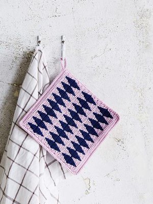 Timanttikuvioinen, kaksinkertainen patalappu on tehty puuvillalangasta. Virkkaa se ohuella koukulla, jotta pinnasta tulee tiivis eivätkä silmukoiden sisällä kulkevat langat pilkistele. 