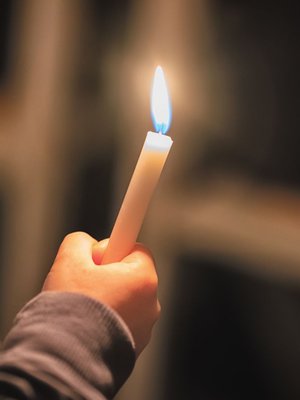 Vuodessa suru on muuttanut muotoaan. ”Hyväksyn, että näin kävi, mutta ei se ikävää poista”, miehensä menettänyt Mervi sanoo.