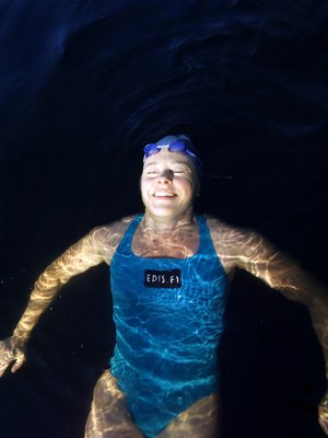 Yrittäjä ja diplomi-insinööri Pia Kotiranta, 48, asuu Espoossa. Hän ui sekä Espoon Kaitalammella että Porvoon saaristossa.