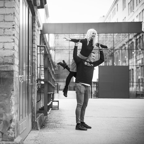 Jenni Heikkilä työskentelee ammattitanssijana Italiassa ja isoveli Anssi Suomessa. ”Kun Jenni muutti Italiaan, olin hänestä valtavan ylpeä. Se oli asia, jonka olisin itsekin halunnut tehdä, mutta minulta puuttui rohkeutta”, Anssi sanoo