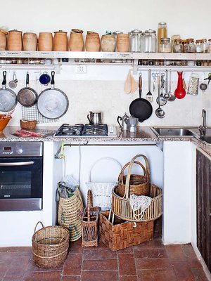 Kuvataiteilija Elisabeth "Lilli" Steniuksen ja arkeologi Rasmus Brandtin koti on 1920-luvulla rakennettu maalaistalo Abruzzon maakunnassa Italiassa. Avoimet hyllyt, terrakottapurkit ja esillä roikkuvat keittoastiat henkivät perinteistä italialaista keittiötä.