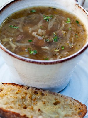 Keramiikka-astioissa ruoka pysyy pitkään kuumana.