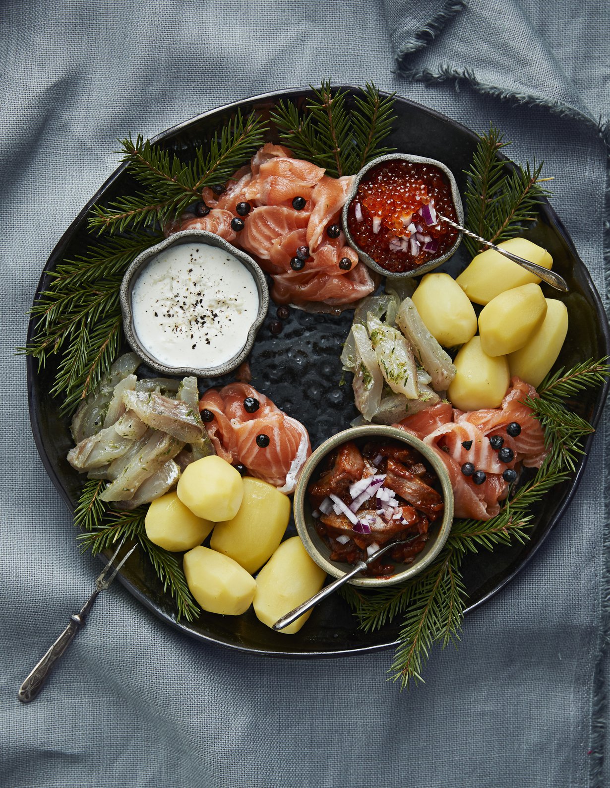 Keitä katajanmarjalohen, kuusimarinoidun siian, tomaattisillin ja mädin seuraksi puikulaperunoita. Piparjuurimajoneesi kruunaa makujuhlan. Reseptit löydät Kodin Kuvalehdestä 24/2019.