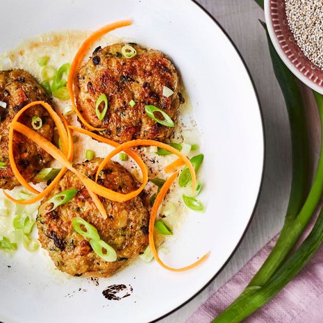 Voit tehdä juustoisten kvinoa-kasvispihvien taikinan jääkaappiin edellisenä iltana, niin saat ruuan valmiiksi nopeasti.