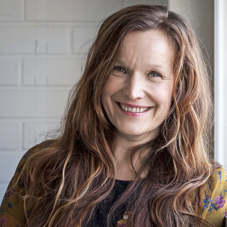 Ohjaaja Johanna Vuoksenmaan uusin ohjaus on Viikossa aikuiseksi. Hän on myös tehnyt sen käsikirjoituksen. 