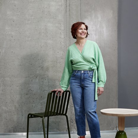 Rento farkkutyyli muuttuu täysin sen mukaan, onko jalassa korkkarit vai tennarit. Vihreä kietaisupaita korostaa kauniisti vyötäröä.