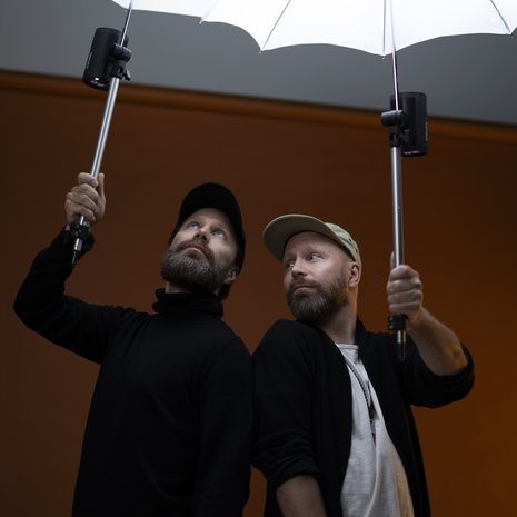 Juho ja Tunna Milonoffilla on minuutti ikäeroa ja samat geenit. Lapsuudenperheessään kaksoset oppivat myös saman intohimon elämään ja työhön. Kun he sitten aikuisina uupuivat lähes yhtä aikaa, veli osasi auttaa paremmin kuin kukaan muu.