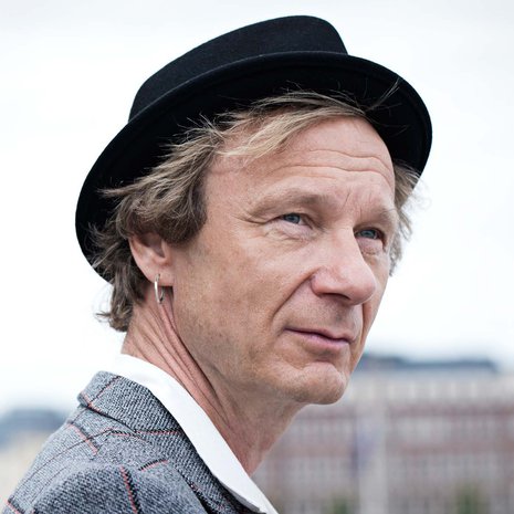 Ismo Alanko on 56-vuotias rockmuusikko, joka tunnetaan muun muassa yhtyeistä Hassisen kone ja Sielun Veljet. Julkaissut vastikään livelevyn Yksin Vanhalla. Yksin-soolokiertue jatkuu vielä lokakuun 2017 loppuun asti. Asuu Helsingissä kuvataiteilija Johanna Sipilän kanssa. Pelaa kerran viikossa pingistä Kisahallissa, paitsi jos laiskottaa tai on hyvä ilma.