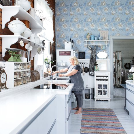 Keittiö on 80 neliömetrin kokoinen –  yhtä suuri kuin monen koti. Sininen tapetti on edellisten omistajien valitsema. 