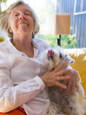 Eläkeläinen Eija Pyykkö, 68, ja kääpiösnautseri Bertta, 6, Inkoosta.