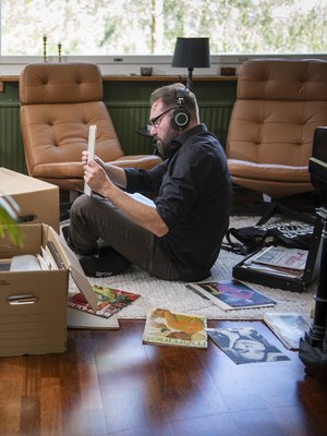 Egotrippi-yhtyeen kitaristi-laulaja-lauluntekijä Zachris  Stierncreutz tunnetaan paremmin nimellä Knipi. Kun Knipin pitää kertoa sukunimensä uudelle ihmiselle, hän turvautuu kehittämäänsä kolmen kirjaimen taktiikkaan: Sti - ern - cre - utz. Ennen luettelemista hän varoittaa, että nyt tulee vaikea nimi.