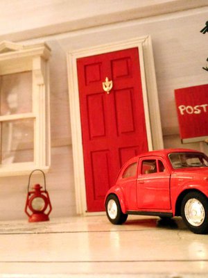 "Meidän lastenlasten tonttuovi. Tytär tilasi netistä tarvikkeet, maalasi ja liimasi lasten kanssa", kertoo Riitta Pehkonen.