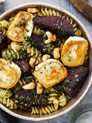 Punajuuresta ja vuohenjuustosta syntyy huippuihana kasvispasta.