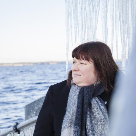 Halvauksen kokeminen muutti Sari Tuomiojan asennetta elämään. ”Ennen olin paljon tuomitsevampi. Nyt ajattelen, että jokainen elää elämänsä niin kuin itse haluaa.” Sari on 44-vuotias IT-alan firman toimistopäällikkö, joka on kotoisin Tampereelta ja asuu Kööpenhaminassa.