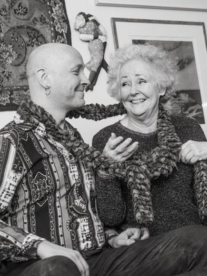 Tuija Vuolle, 76, teki uransa Tampereen Teatterissa. Hänen poikansa Jaan Wessman, 44, on muusikko, joka on soittanut muun muassa Jonne Aaronin bändissä. Hänen ensimmäinen sooloalbuminsa ilmestyi viime syksynä. Tuija rakastaa neulomista ja on tehnyt itselleen ja Jaanille useita kaulahuiveja.