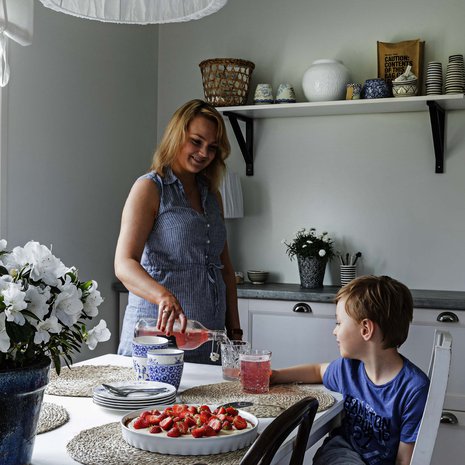 Melissa ja Alex viettävät usein viikonloppuaamut kahdestaan keittiössä. Perheen isä Samu tekee vuorotöitä ja saa nukkua pitkään.