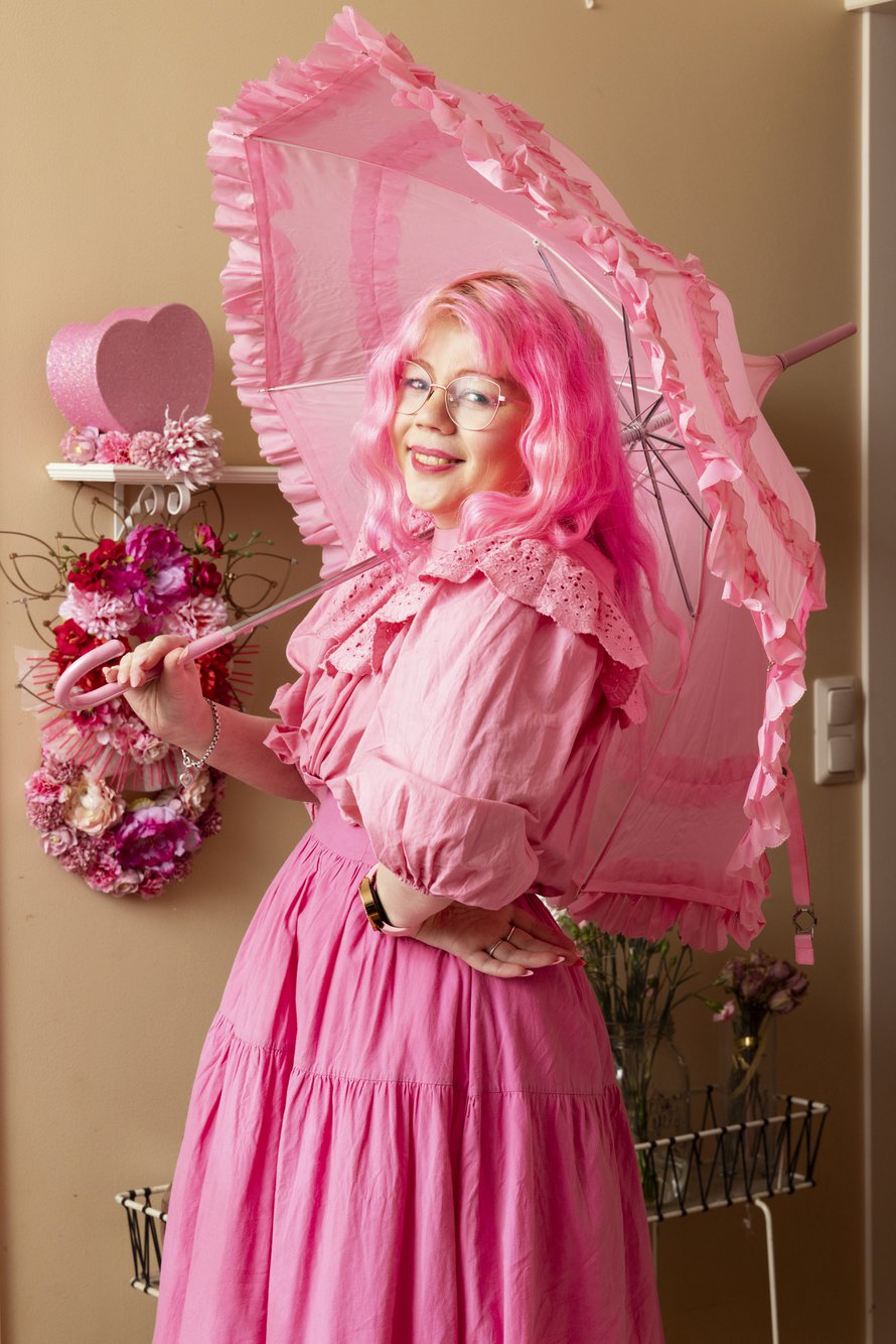 Johanna on kuullut kaupungilla kulkiessaan lapsen hihkaisevan ”Äiti kato, aito Barbie”.