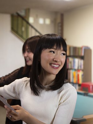 Marie Kondo sanoo rakastavansa sotkua. Taustalla hänen tulkkinsa Marie Iida. 