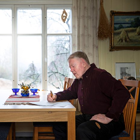 Veikko Harala, 77, haluaisi kirjoittaa naiselleen runoja ja laulaa lauluja. ”Kumppanuus on tavattoman hieno asia. Hyvä parisuhde kantaa ihmistä.”