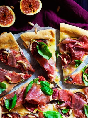 Tämä pizza ei kaipaa tomaattikastiketta. Sen sijaan pohjalle ladotaan herkullista mozzarellaa ja tuoreita viikunoita.