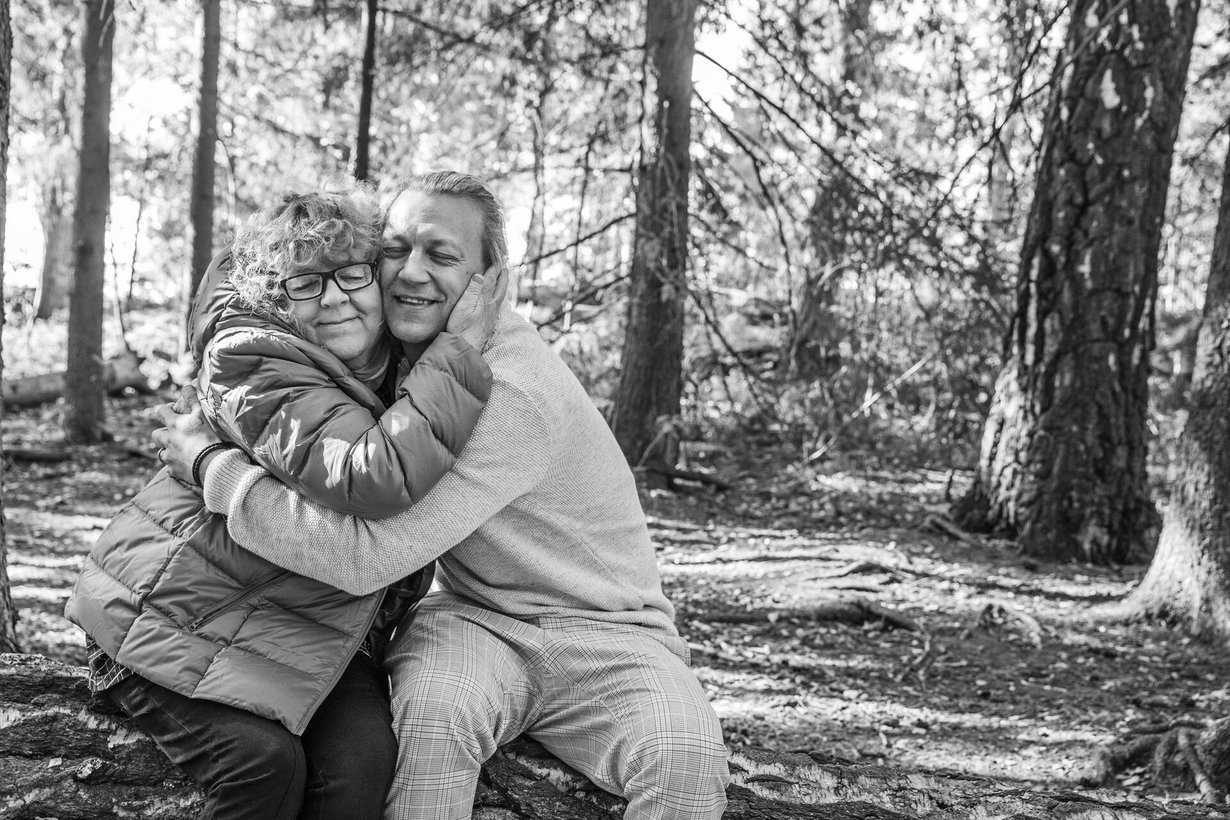 ”Olen oppinut Jukalta sen, että näytti miltä näytti, kaikki voi mennä hyvin”, sanoo Annikki Hildén-Sorvari. Hoitoalalla työskennellyt Annikki on nyt eläkkeellä. Hän on itsekin tehnyt ystäviensä kanssa Youtube-videoita nimellä Ystävät yllättävät.