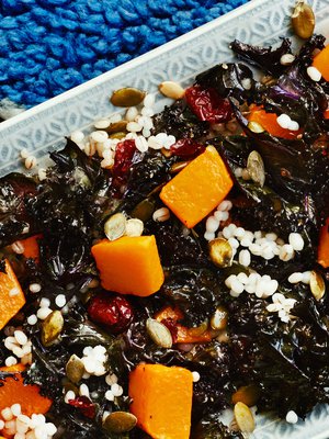 Lämmin salaatti maistuu sellaisenaan, mutta sopii myös juhlapöydän lisukkeeksi.