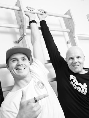 Pekan mukaan Aki on kovassa kunnossa, mutta ei pärjää hänelle. Pekka loukkaantui vakavasti noin kymmenen vuotta sitten ja on treenannut paljon kuntoutuakseen.