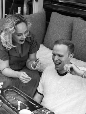 Sari Puumalainen ja Jon-Jon Geitel ovat molemmat näyttelijöitä. Jon-Jon on ollut kaksi vuotta naimisissa Sarin ja Risto Kaskilahden tyttären Saaran kanssa. Perhe viettää usein lautapeli-iltoja yhdessä. ”Olen onnekas, koska minulla on näin mahtava anoppi”, Jon-Jon miettii.