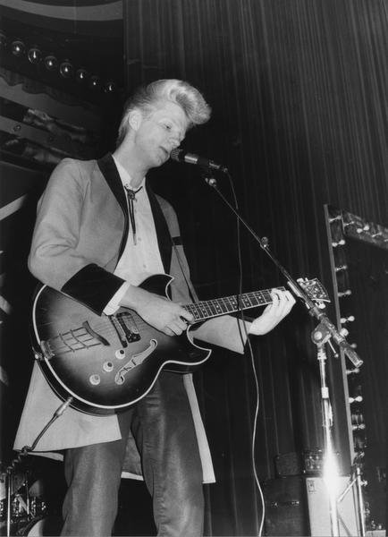 Alpo "Aikka" Hakala tuli tunnetuksi 1970-luvun lopun rockabilly-buumissa, kun hän luotsasi tyylisuunnan suosituinta suomalaisyhtyettä Teddy & the Tigersia. Keväällä 2013 Alpo sai vakavan aivoinfarktin.