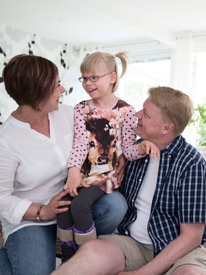  Opettaja Anna-Riitta "Ansku" Partanen, 46, ja vakuutusalalla työskentelevä Hannu Partanen, 46, asuvat Lahdessa ja ovat olleet naimisissa 20 vuotta. Hilla on rakastettu kuopus, joka kommunikoi kuvilla, viittomilla ja omilla sanoillaan.