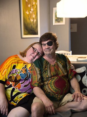 Mari Nurmia on 48-vuotias entinen yrittäjä. Hän asuu Heinolassa. Perheeseen kuuluvat aviomies Ilkka, viisi aikuista bonuslasta, kahdeksan bonuslastenlasta ja koira.