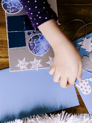 Kuuset, pallot, lumiukot... joulukorteissa toistuvat samat aiheet, mutta mahdollisuuksia toteutukseen on lukemattomia. Poimi vinkkejä vaikkapa Instagram-käyttäjiltä!