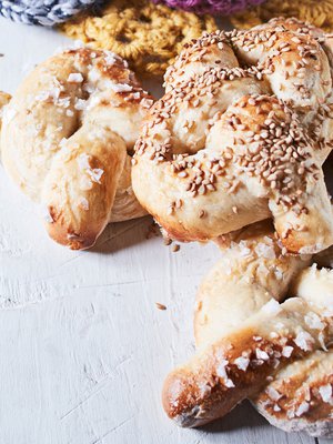 Vain vartin kohotus ja pikaprezelit ovat paistoa vaille valmiit.