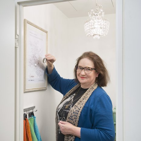 59-vuotias filosofian tohtori on Sitran johtava asiantuntija, joka harrastaa geneettistä ja perinteistä sukututkimusta. Syksyllä ilmestyi hänen Juuresi näkyvät -teoksensa. Marja asuu Espoossa N-linjaisen miehensä kanssa. Omia geenejään hän on jakanut kahdelle lapselleen.