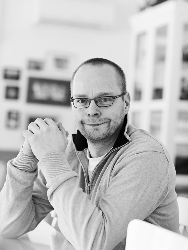 Roope Lipasti on 50-vuotias kirjailija, kolumnisti ja toimittaja. Asuu Liedossa. Perheeseen kuuluvat vaimo ja neljä lasta. Roope on kirjoittanut useita kirjoja sekä lapsille että aikuisille. 