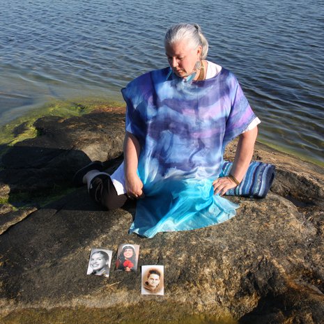 Päivi ja Memmu kirjoittivat voimauttavien kuvien albumiin tekstin: Tiedän elämästä. Enää ei tarvitse pelätä. Pahin on jo tapahtunut.
