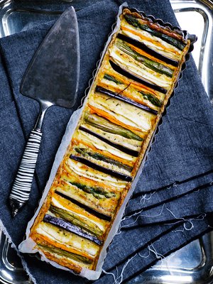 Värikäs kasvisherkku sai heti lempinimen: sehän on räsymattopiirakka!