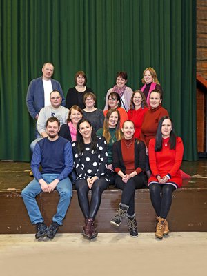 Tässä kuvassa ovat Matti, 50, Paula, 49, Katja, 47, Mirja, 44, Sanna, 43, Tuula, 42, Heikki, 41, Sisko, 40, Riitta, 38, Elisa, 35, Laura, 34, Eeva, 33, Saara, 32, Heidi, 31, Jaakko, 29. Ulla, Paavo, Juha, Antti ja Jenni eivät ehtineet kuvaan.