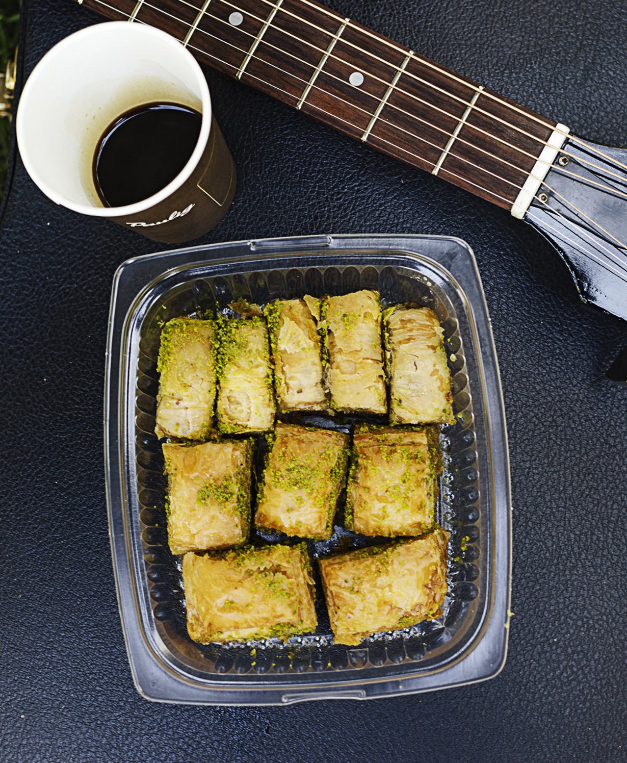 Sokerinen baklava sulaa suussa.