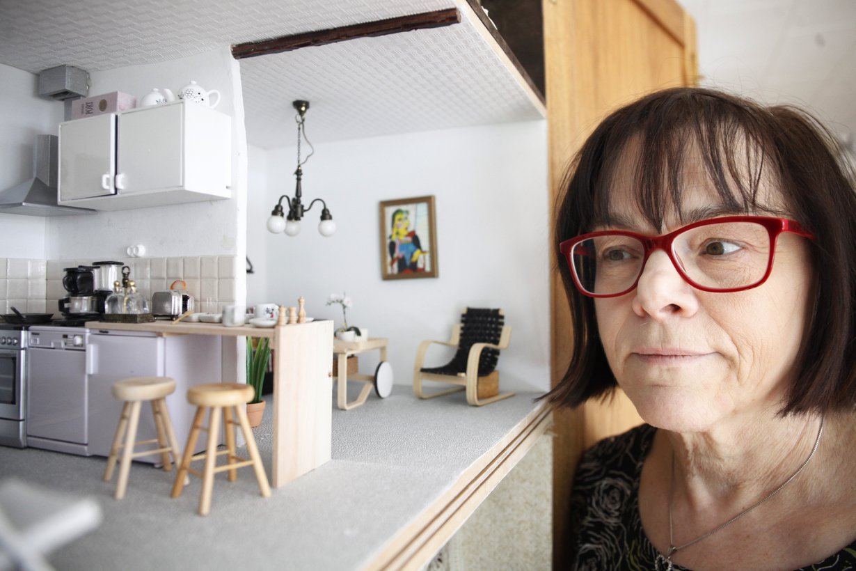Tässä kauniissa kerrostalokolmiossa asuu tyylitietoinen suunnittelijapariskunta Markus ja Kurt. Koti sijaitsee Eija Luodon nukkekaapin kuudennessa kerroksessa.