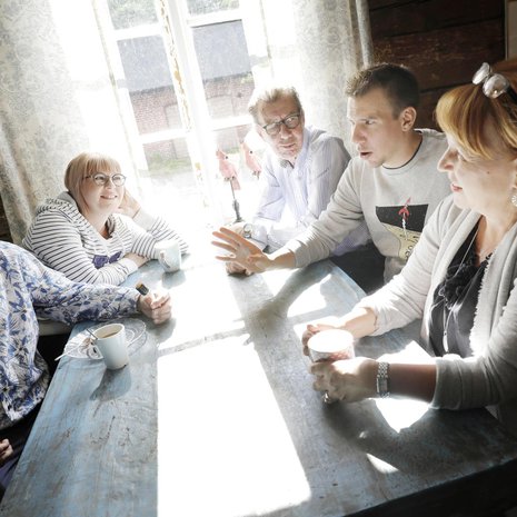 Janne Kataja, Aino-Kaisa Pekonen, Rauli Hirviniemi, Aku Hirviniemi ja Erja Hirviniemi taas kerran saman pöydän ääressä.