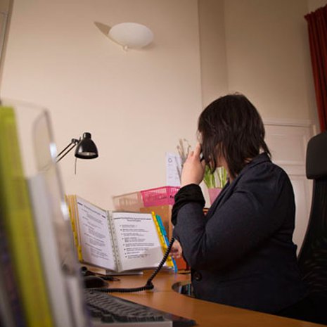 Naisten Linjalla puhelimeen vastaavat koulutetut vapaaehtoiset.