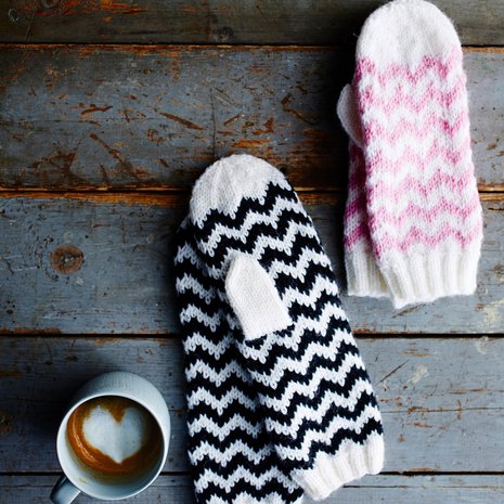 Siksak-tumput sopivat miehenkin käteen, kun neulot ne isoilla puikoilla paksusta langasta. Voit myös lisätä lapasiin kuusi silmukkaa, sillä kuvio on jaollinen kuudella.