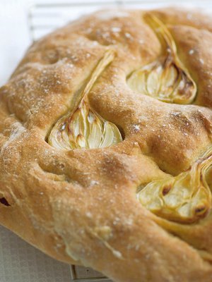 Tuoreet valkosipuliviipaleet koristavat leivän.