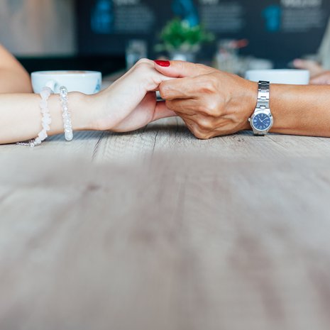 Ystävän tärkein tehtävä on olla saatavilla. Osoittaa, että olen tässä, tukena. ”Jos lähdet, et ole yksin”, Naisten Linjan sosiaalityöntekijä Noora Siivonen sanoo.